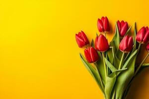 Orange tulipes plus de Jaune surface, Pâques. anniversaire, mère journée salutation carte concept avec copie espace. Haut voir, plat poser. pour bannière. ai généré photo
