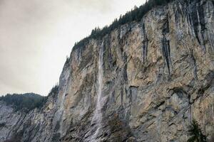 Staubbach chutes Kirche la nature pendant hiver dans Lauterbrunnen, Suisse. photo