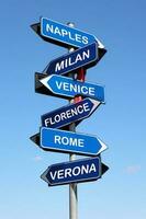 concept image de une poteau indicateur avec le plus célèbre villes dans Italie photo