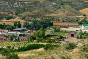 traditionnel village sur le castillan plateau dans Espagne avec roman catholique église photo