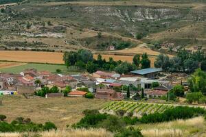 traditionnel village sur le castillan plateau dans Espagne avec roman catholique église photo