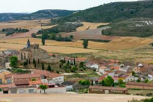 traditionnel village sur le castillan plateau dans Espagne avec roman catholique église photo