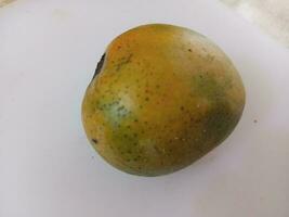 mangue fruit sur blanc Contexte. mangue est une tropical fruit. photo