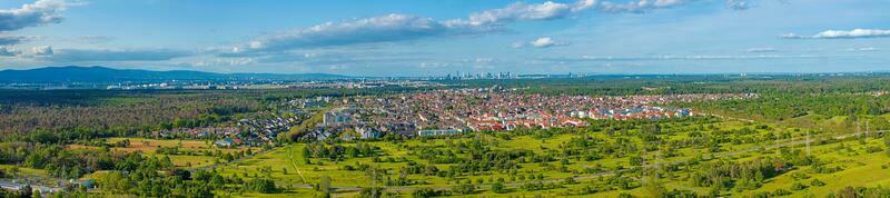 drone panorama plus de le faubourgs de Francfort avec le ville de moerfelden-walldorf et le aéroport photo