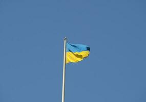 drapeau ukrainien de l'ukraine sur le ciel bleu photo