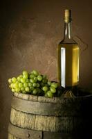 verre bouteille de du vin avec bouchons sur en bois table Contexte photo