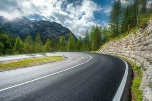 route dans montagnes à ensoleillé journée dans été. dolomites, Italie photo