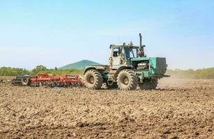 le tracteur charrues le sol. photo