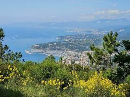 magnifique panorama de varazze de le hauteurs de le ligurien côte sur une dimanche dans le de bonne heure été de 2023 photo