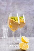 été Hugo spritz cocktail avec Champagne, concombre, citron et menthe dans du vin des lunettes verticale photo