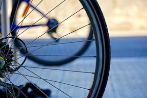 roue de bicyclette dans la rue photo