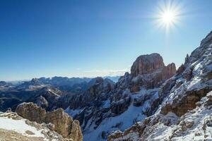 panoramique vue de le célèbre pics de le dolomites, Belluno province, Dolomiti Alpes, Italie photo