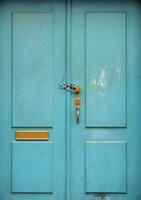 turquoise en bois porte avec une cadenas photo