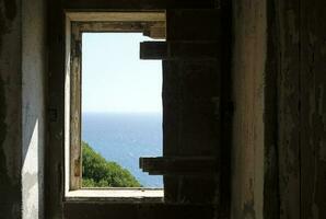 océan vue de un abandonné bâtiment à le côte de le Portugal photo