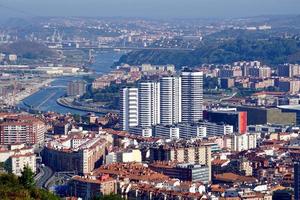 paysage urbain de la ville de bilbao en espagne photo