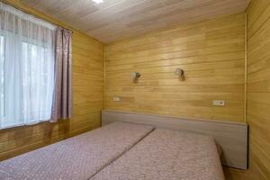 intérieur de en bois éco chambre dans studio appartements, hôtel ou propriété photo