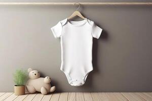 blanc bébé court manche le maillot de corps maquette dans minimal intérieur. Vide le sexe neutre nouveau née le maillot de corps moquer en haut modèle. ai généré image. photo