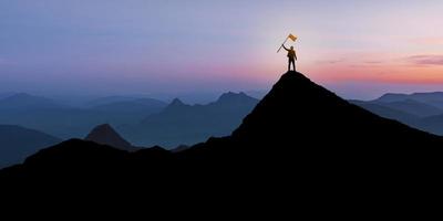 silhouette d'homme d'affaires debout au sommet de la montagne sur fond de crépuscule coucher de soleil avec drapeau photo