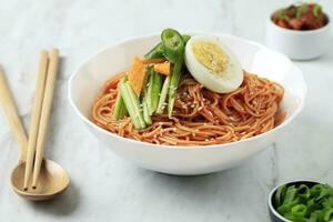 bibim guksu naengmyeon, coréen épicé du froid nouille photo