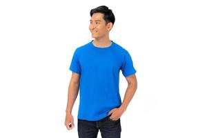 Jeune homme en t-shirt bleu sur fond blanc