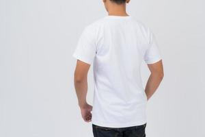 conception de t shirt jeune homme en t shirt blanc sur fond blanc photo