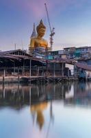 grande statue de bouddha en thaïlande au coucher du soleil