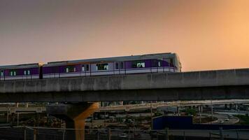 nonthaburi-thailande avril 9, 2023 mrt violet ligne ciel train dans le le coucher du soleil soir à coup oui, nonthaburi Thaïlande. photo