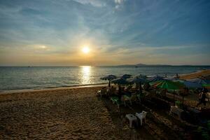 Pattaya plage, pratumnak colline entre Sud Pattaya plage et Jomtien plage dans le coucher de soleil, soir. photo