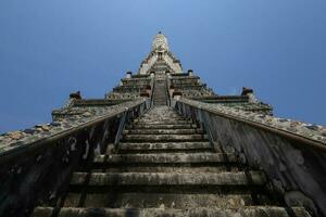 wat arun, vu de le bas en haut, voit le bleu ciel. wat arun est un iconique point de repère de Bangkok, Thaïlande. photo