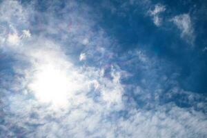 ciel bleu avec fond de nuages photo