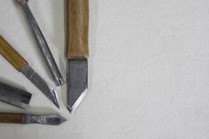couteaux et ciseaux pour la sculpture sur bois photo