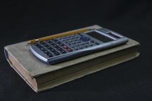 crayon et calculatrice de manuel de maths photo