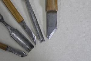 outils de sculpteur sur bois couteau ciseau photo