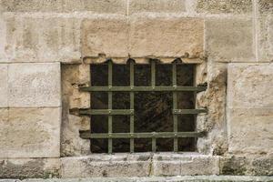 treillis avec un trou dans la fenêtre de la vieille ville photo