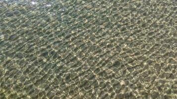 le sable les dérives sous-marin avec Soleil éblouissement sur le l'eau photo
