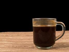 une tasse de noir café dans une clair verre photo