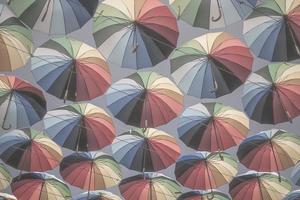 des parapluies colorés flottent dans l'air photo