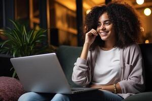 magnifique Jeune souriant ethnique femme avec frisé cheveux. ai généré photo