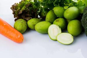 gros plan mélanger les légumes sur blanc photo