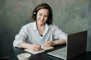 habilitant distance apprentissage. femme engagé dans e-learning avec portable à maison. étudiants productif environnement pour travail ou étude de maison, entreprise, la créativité, et en ligne réunions. photo