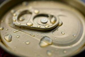 fermer de une d'or pouvez de un soda avec du froid l'eau points photo