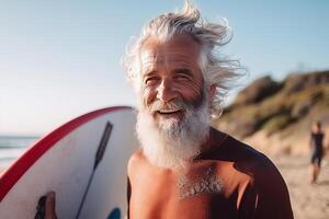 proche en haut portrait de mature Sénior homme avec le surf planche. ai généré photo