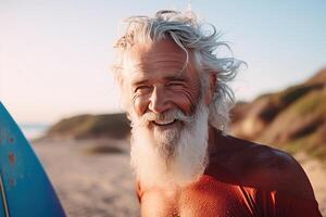 proche en haut portrait de mature Sénior homme avec le surf planche. ai généré photo