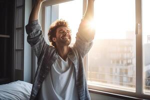 Beau Jeune homme veille en haut dans le matin, s'étire et obtient en dehors de lit. ai généré photo