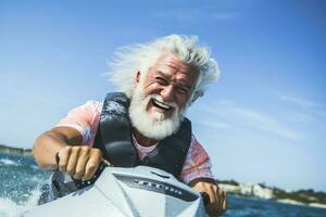 portrait de mature Sénior Masculin sur jet ski. ai généré photo