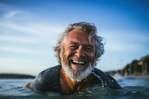 portrait de mature Sénior homme dans le mer. ai généré photo