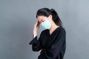 une femme asiatique portant un masque médical protège la poussière du filtre et le covid 19 photo