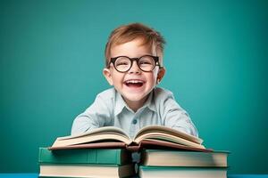 portrait de une content enfant peu garçon avec des lunettes séance sur une empiler de livres et en train de lire une livres, lumière bleu Contexte. ai généré photo