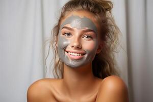 portrait de une souriant content Jeune magnifique femme souriant tandis que se faire dorloter le sien peau avec une visage masque sur blanc Contexte. ai généré photo