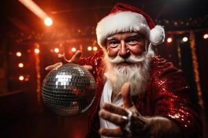 vieux homme gris barbe tenir ancien disco Balle Danse froussard porter Père Noël Noël costume. ai généré photo